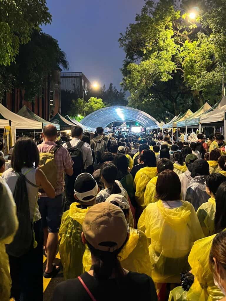 Protesters gathered outside of the Legislative Yuan on May 21, 2024. (Taiwan FactCheck Center)